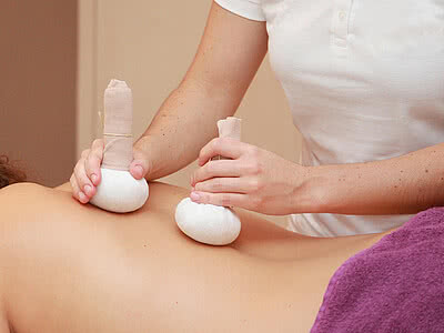 Kräuterstempel Massage im Hotel Bären Titisee Neustadt Schwarzwald