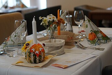 herbstlich geschmückter Tisch im Hotel Bären im Schwarzwald