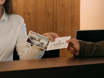 Gast beim Check in im Hotel Bären Titisee Schwarzwald